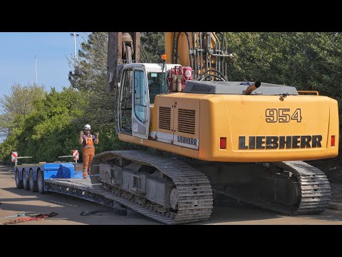 Loading the Liebherr R954 with Shears.