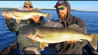 Fishing an INSANE School of BIG Walleyes on Devils Lake!