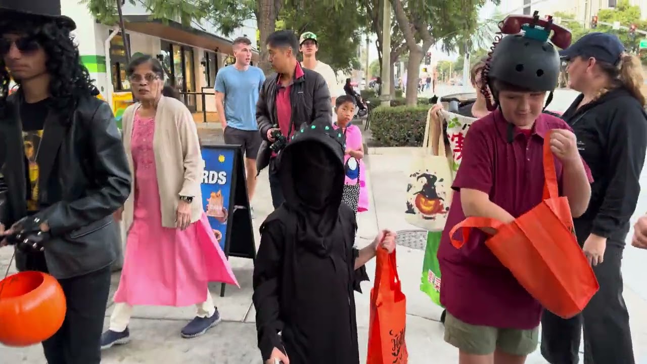 🎃👻 Halloween Vibes in Culver City - Costumes, Street Music & Festive Crowds! LA 2024 @WalkVibesTV