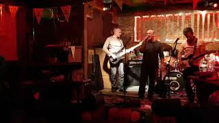 Uncovered plays Listen to your heart (Starsailor)