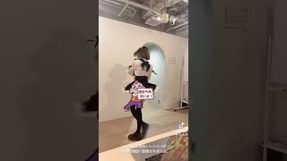 【Tik Tok】くそえっちな先輩がくそえろいメイド服で胸を揺らしながら棒宴会の出し物練習