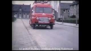 preview picture of video 'Nederweert 1965 - brandweer onderweg naar kazerne'