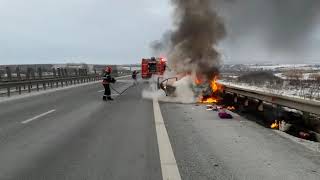 UPDATE VIDEO FOTO O mașină arde ca o torță pe autostrada Sibiu - Sebeș 4 video