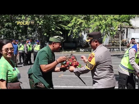 POLRES GIANYAR BERIKAN PAKAN KEPADA SATWA DI MONKEY FOREST UBUD