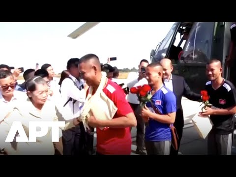 WATCH MOMENT: Cambodian Soldiers Arrive in Phnom Penh After Thailand Ceasefire Release | APT