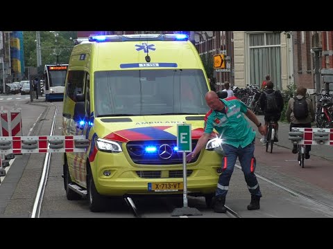 Ambulance 13-154 wordt gehinderd door paaltje tijdens spoedrit in Amsterdam