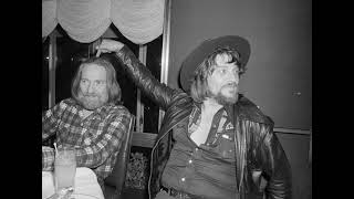 Waylon Jennings - The Shadow Of Your Distant Friend