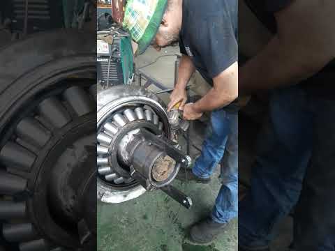como sacar rolamentos do britador by Roberto &amp; Josemar...