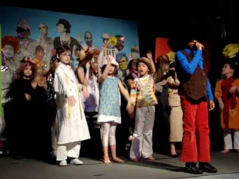 Nathalie danst en zingt scene in Creata 2010 Andreas Versalius school Edegem