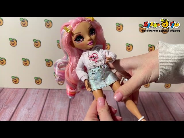 Кукла Rainbow High Junior Киа Харт с розовыми волосами и аксессуарами - видео