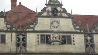 preview picture of video 'Glockenspiel im Rathaus-Giebel vom historischen Rathaus in Hann. Münden'