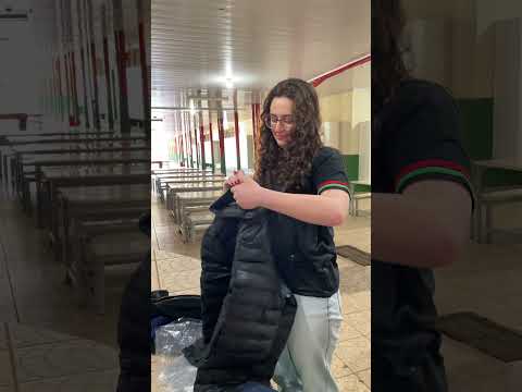 Alunos do ensino médio da EEB Claudino Crestani recebem o novo uniforme escolar do Governo do Estado