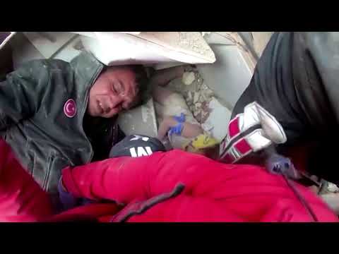 トルコの地震から4日後に少女が救出された。 (Girl rescued four days after Turkey's deadly quake)