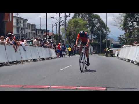 Llegada de la etapa de la Vuelta a Colombia Senior Máster a la Plaza de Toros de Manizales
