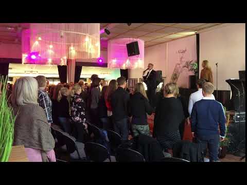 Tony Irving kör bensträckare på konferens