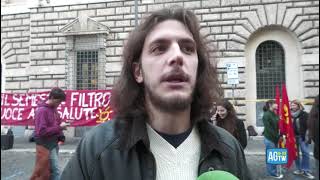 Roma, studenti in piazza contro il semestre filtro: «Vogliamo libero accesso agli studi»