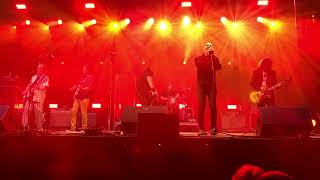 Gin Blossoms and lead singer of Vertical Horizon cover Just Like Heaven by The Cure