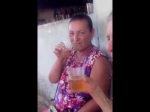 Dona Maria mae da Quênia só na cervejinha gute gute