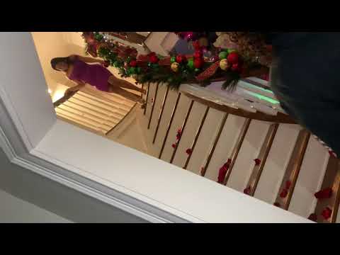 Davis Flow sorprende a Elsa Oseguera en su cumpleaños