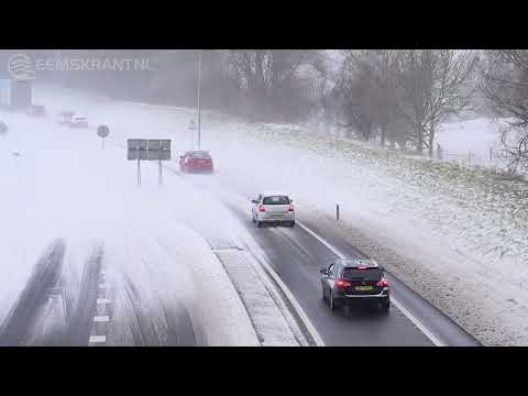 N33 bij Appingedam urenlang gestremd door vastzittende vrachtwagen in stuifsneeuw