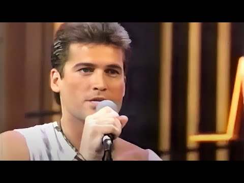 BILLY RAY CYRUS 🎤 Achy Breaky Heart🎶 (Live at The 35th Annual Grammy Awards) 1993