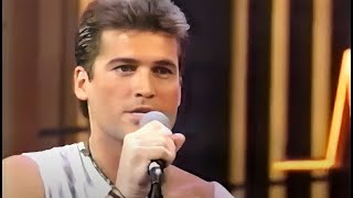BILLY RAY CYRUS 🎤 Achy Breaky Heart🎶 (Live at The 35th Annual Grammy Awards) 1993