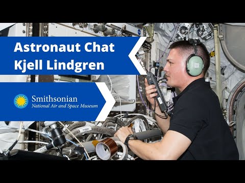 Astronaut Talks with Students