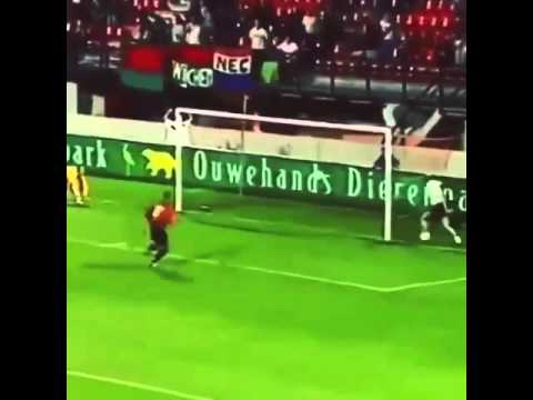 NEC De Treffers   verzorger haalt bal van de lijn