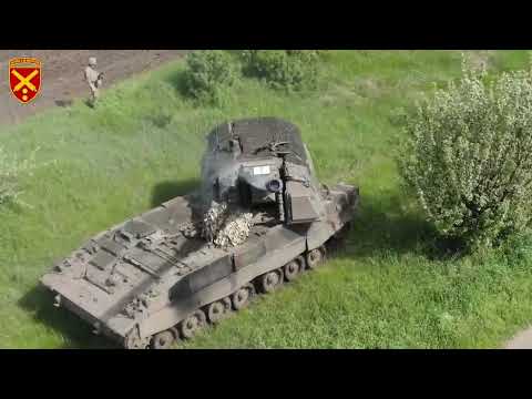 Eine selbstfahrende Haubitze PzH 2000 der ukrainischen 43. Brigade feuert.