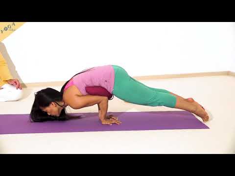 Pfau mit Kissen zwischen Bauch und Ellbogen - Yoga Asana Lexikon