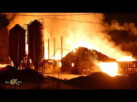 Ste-Sophie: Feu monstre dans une ferme / Raging inferno in farm building 1-14-2020