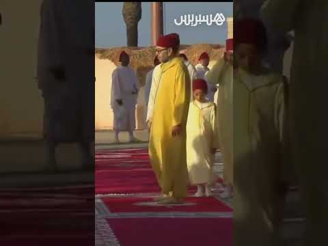 لحظة وصول الملك محمد السادس مرفوقا بولي العهد والأمير مولاي رشيد لإحياء ذكرى وفاة الملك الحسن الثا