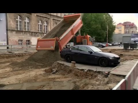 BMW gegen Bagger: Schlechter Parkplatz ohne Abschleppgefahr