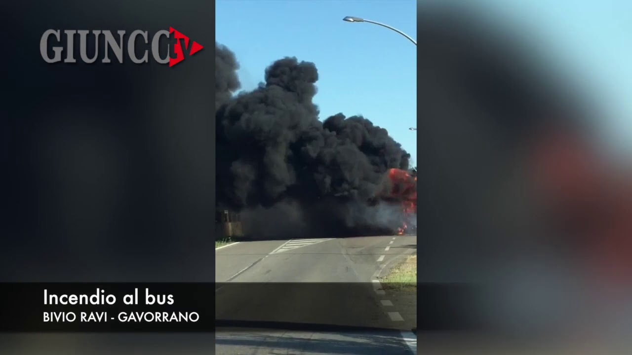 Autobus avvolto dalle fiamme. Passeggeri fuggono in strada
