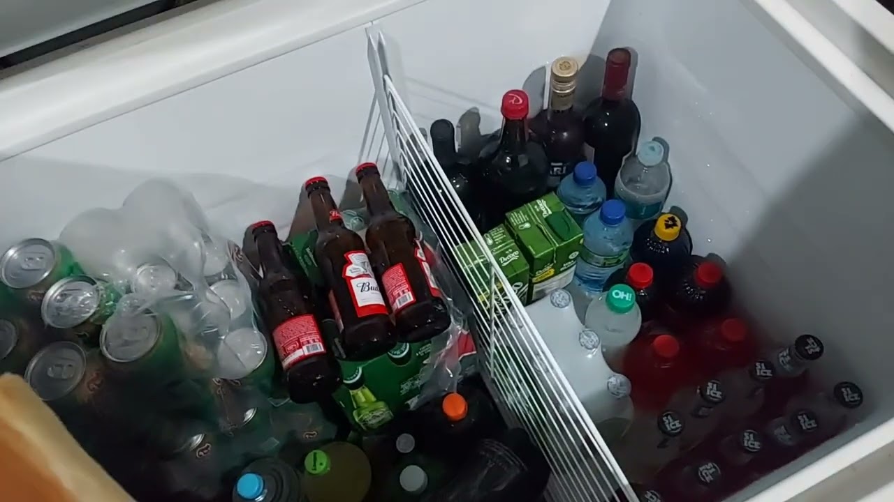 distribuidora bebidas - trabalhando so com um freezer.