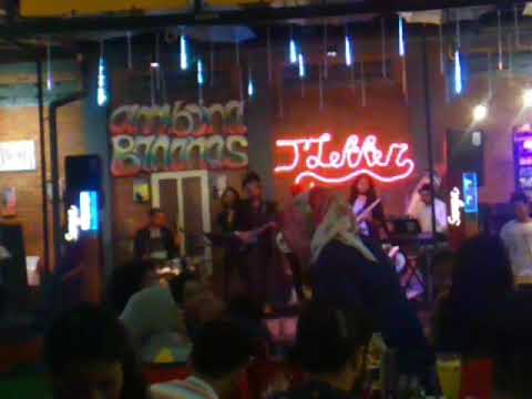 ADE NONA - AMBOINA BANANAS