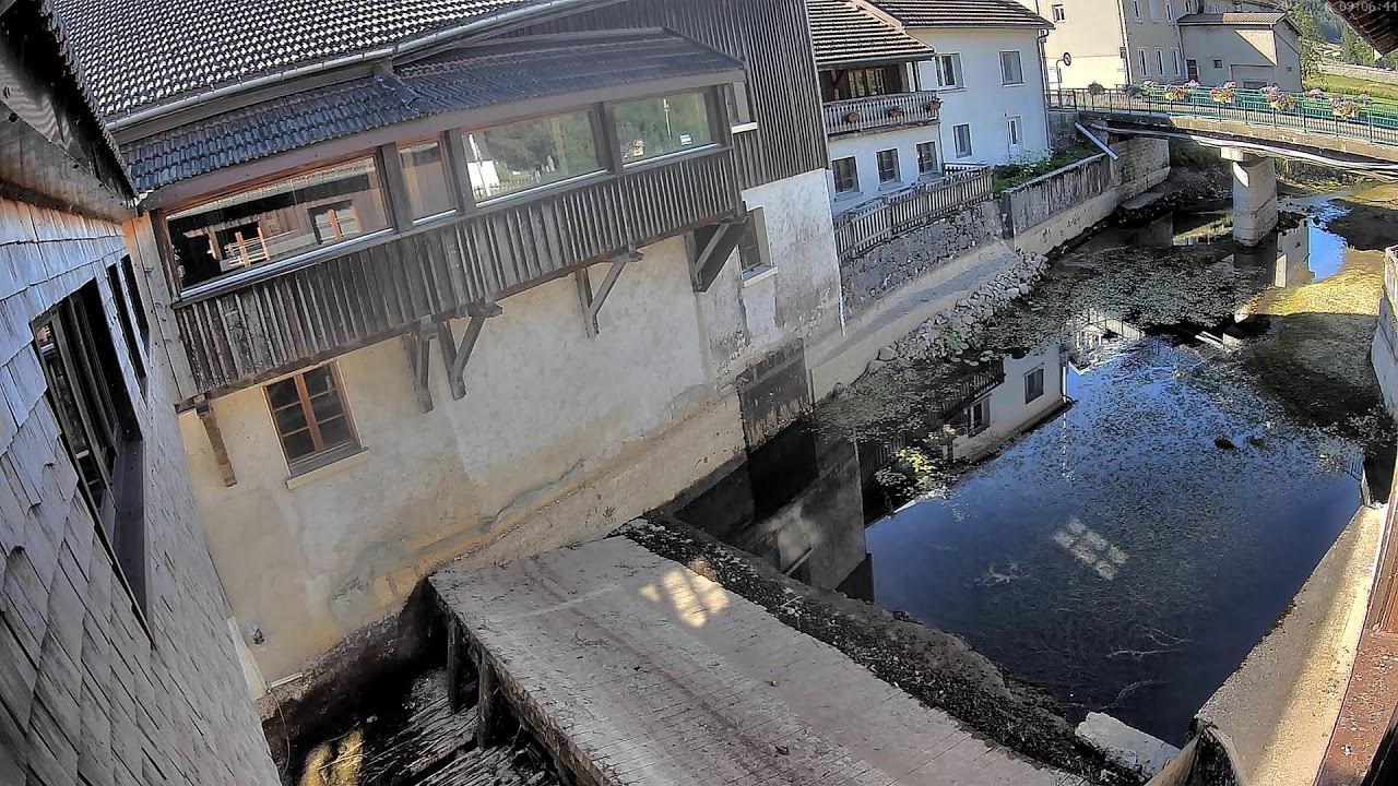 Live webcam view of Bois-d'Amont Village and River
