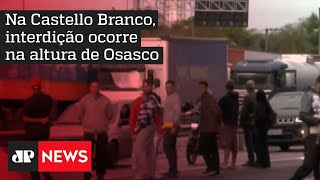 Manifestantes bloqueiam rodovia Castello Branco em São Paulo
