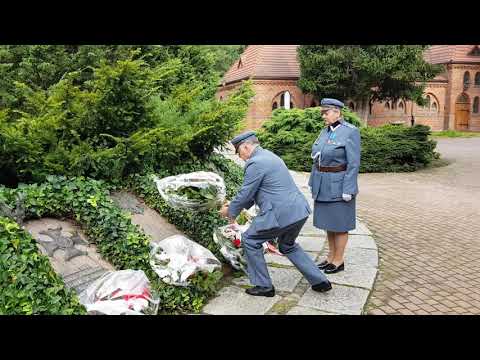 DUET SZARŻA - Składanie kwiatów na cmentarzu w Koszalinie