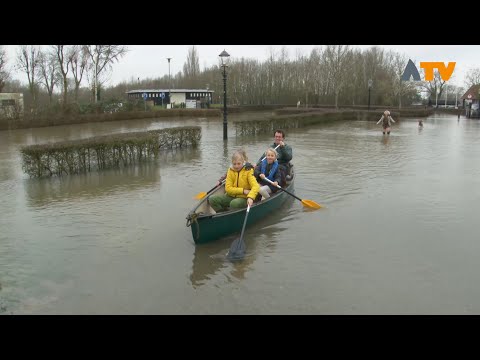 Watertoeristen genieten van hoog water in Woudrichem