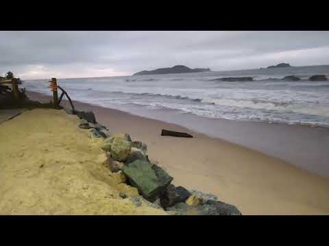 Segunda-feira inicia com ondas fortes em Balneário Barra do Sul SC 