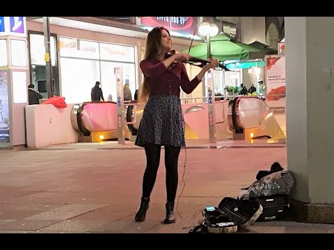 Straßenmusik, junge Frau spielt Luis Fonsi - Despacito ft. Daddy Yankee, Geige in Stuttgart