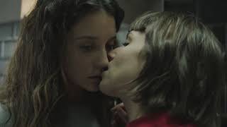 Tokyo and Alison Parker kissing scene - La casa de