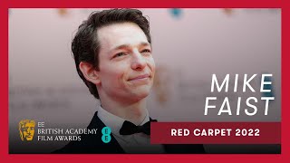 Did Mike Faist stand up Rachel Zegler on the BAFTA red carpet? | EE BAFTAs 2022 Red Carpet