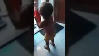 Download lagu Status WhatsApp Lucu | Anak Kecil Joget Happy Happy Happy Ajalah mp3