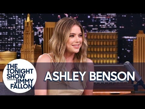 エリザベス・モス、レストランでアシュリー・ベンソンのために「人魚物語」のオフレッド役で出演 (Elisabeth Moss Performed as Handmaid's Tale's Offred for Ashley Benson in a Restaurant)