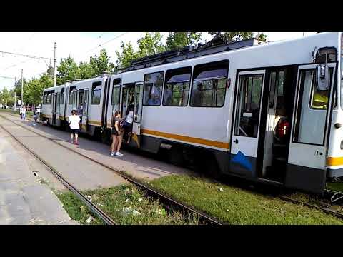 București: Tramvai v3a #107 linia 19 intrând în stația complex ratb titan si v3a 93 #298 linia 27