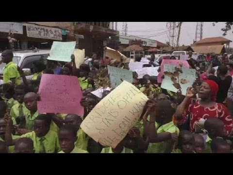 Marche contre la fermeture d'un réseau d'écoles privées à Kampala