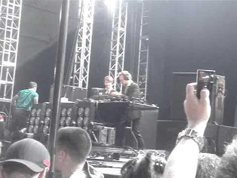 2ManyDJs "Human Resource Vs 808 State - Dominator (Soulwax Edit)" Coachella 2010