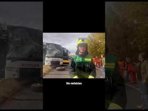 Schwerer Unfall in Berlin Mitte | Reisebus kollidiert mit Tram